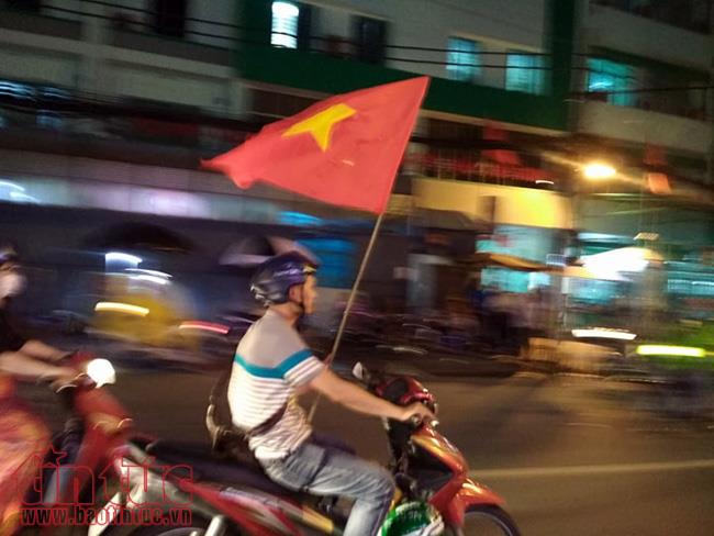Cổ động viên TP Hồ Chí Minh xuống đường ăn mừng chiến thắng đội tuyển U23 Việt Nam ảnh 6